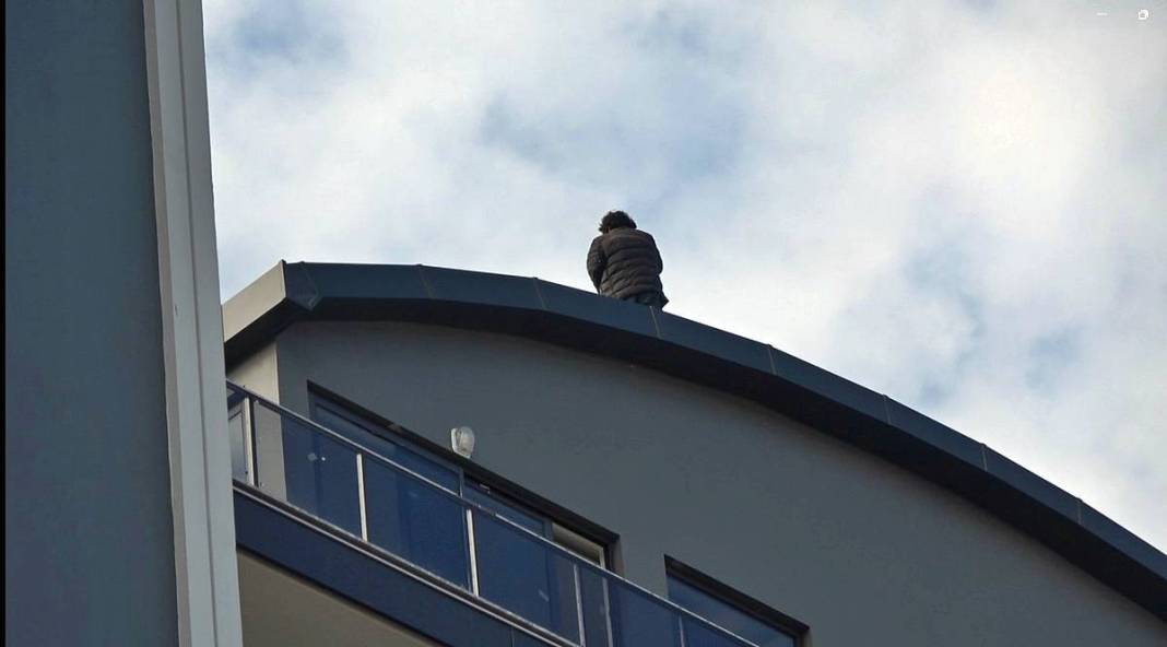 Evlerin çatısına çıkıp 'İntihar ediyorum' şovu yapmayı hobi edinmiş! Bakın kaçıncı kez intihara teşebbüs etti... 4
